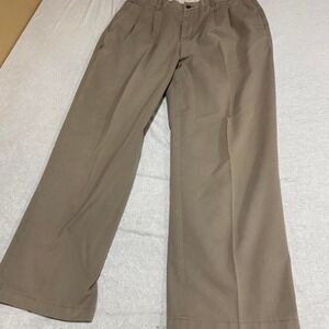 Dockers beige/Khaki pants with a slight flare and pleats men W36/L34. SKU406